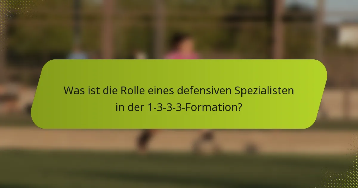 Was ist die Rolle eines defensiven Spezialisten in der 1-3-3-3-Formation?